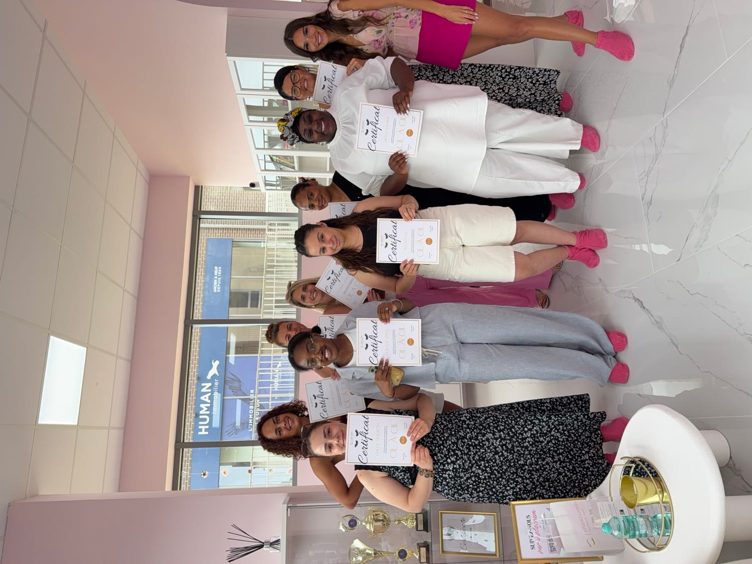 Un groupe d'élèves de Joanna avec leurs certificats, dans l'institut