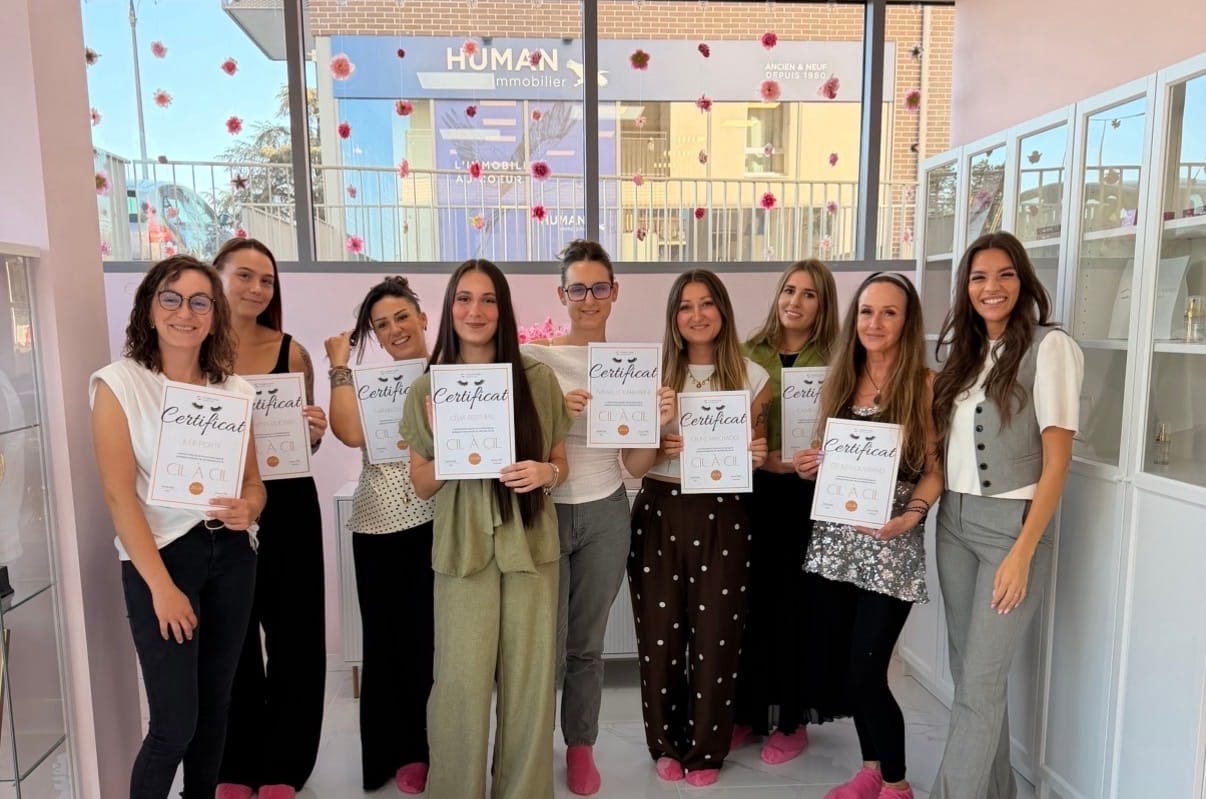 Des élèves de Joanna avec leur certificat Cil à cil, dans l'institut Studio Lashes