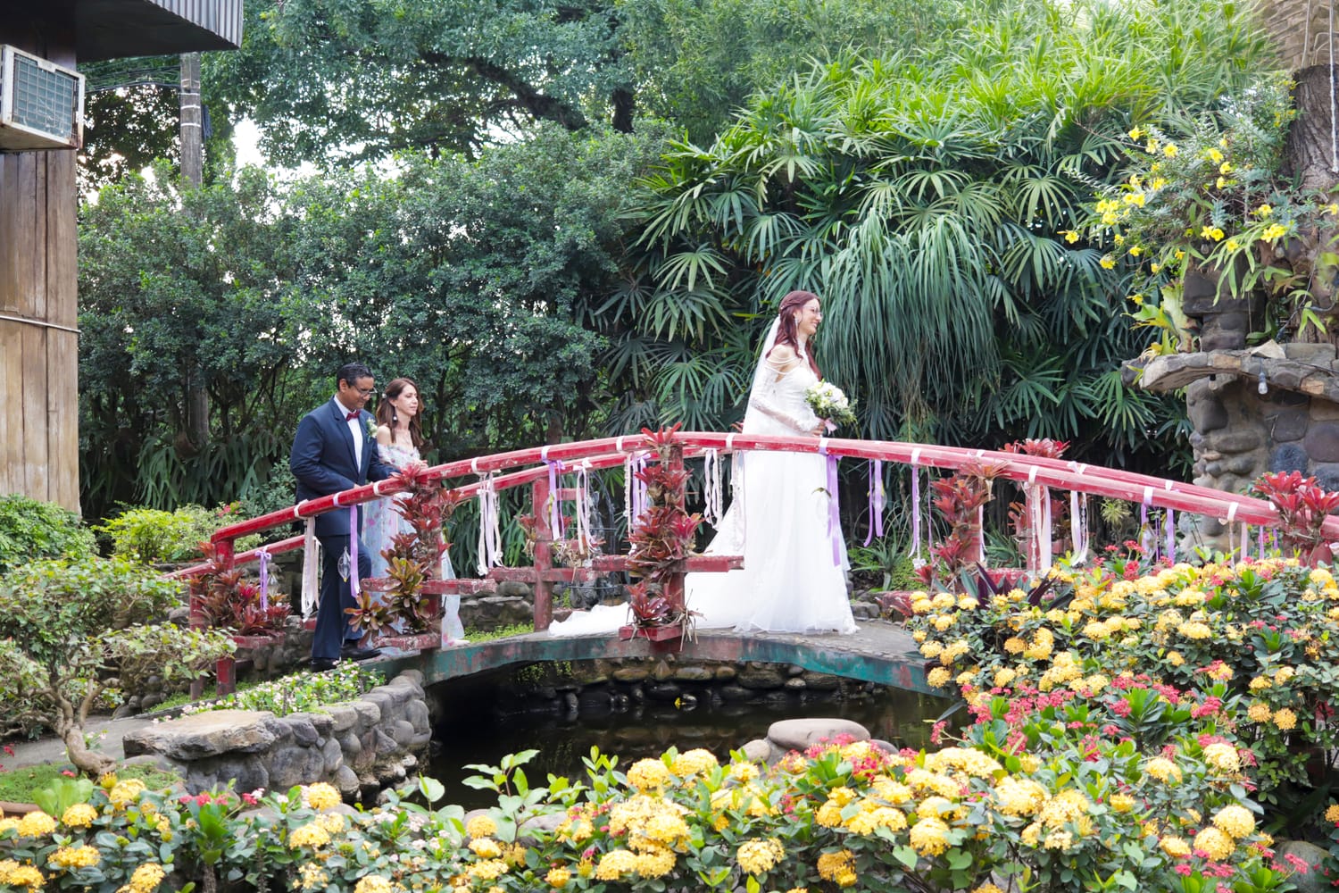 Pareja de novios en exteriores