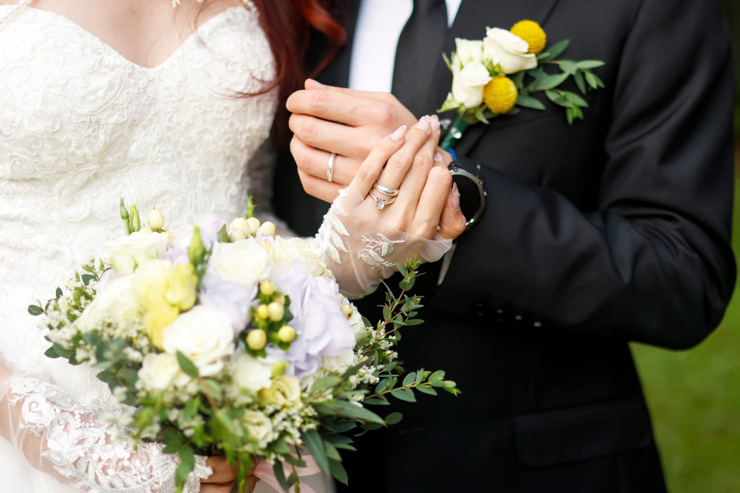 Anillos y ramo de boda
