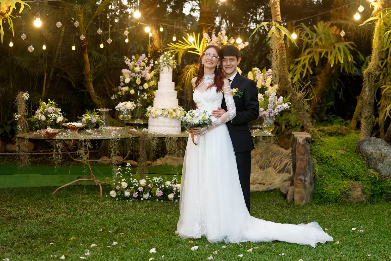 Novios caminando en su boda