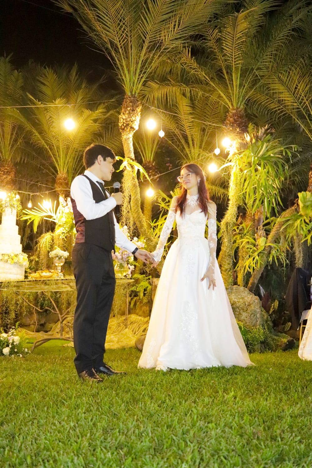 Novios felices en una boda real