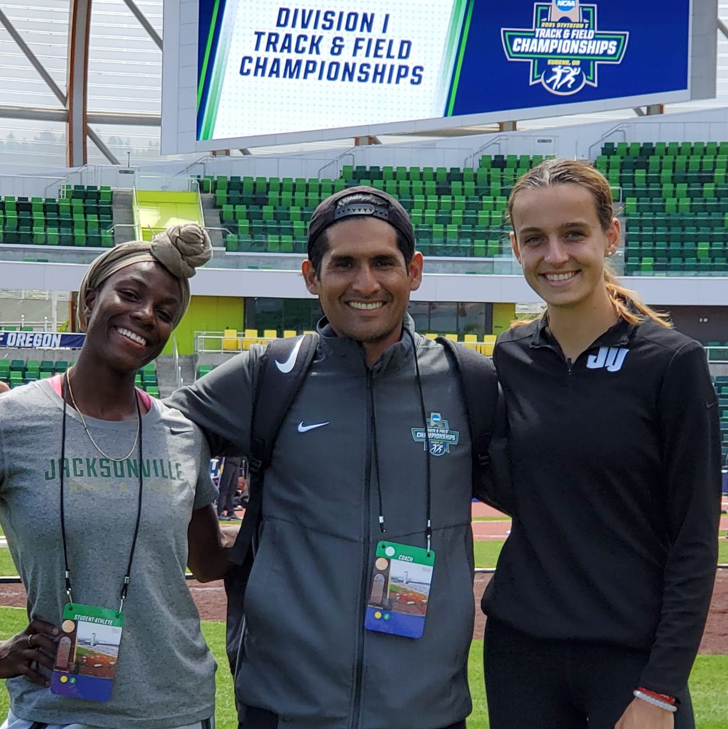 Coach Diego Vela junto a sus atletas en campeonato