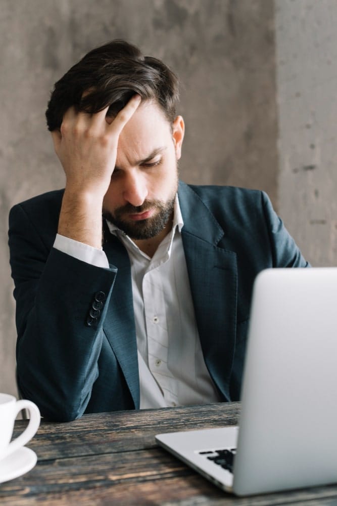 Créateur d’entreprise inquiet après un refus d’immatriculation à cause d’une erreur de domiciliation.