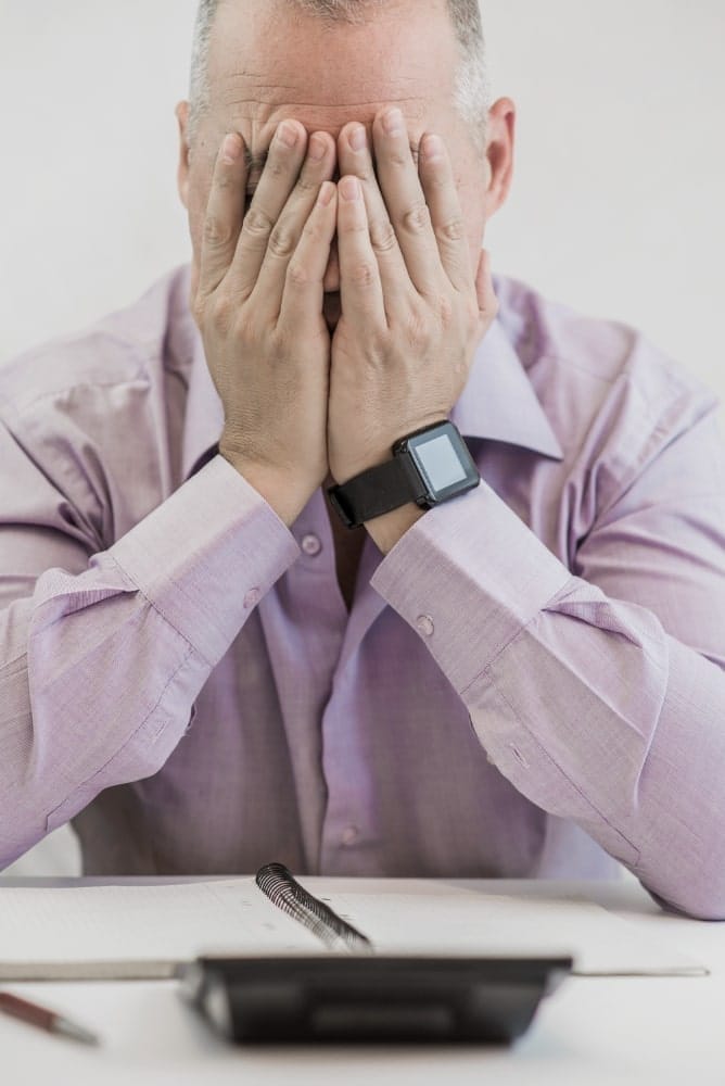 Auto-entrepreneur frustré face à un dossier rejeté pour domiciliation non conforme.