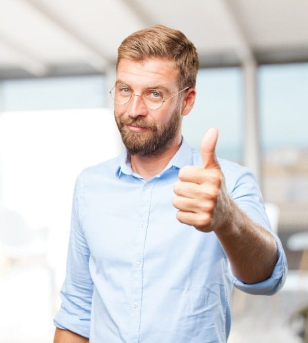 Entrepreneur satisfait après validation rapide de sa domiciliation professionnelle en ligne.
