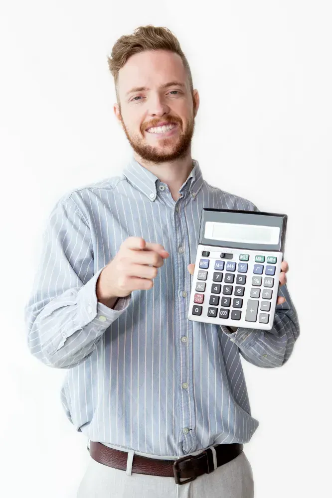 Jeune entrepreneur tenant une calculatrice pour représenter les démarches comptables d’une SASU.