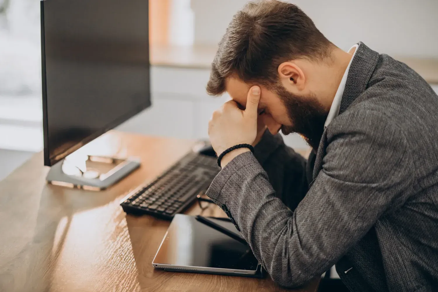 Entrepreneur accablé face à des problèmes de comptabilité
