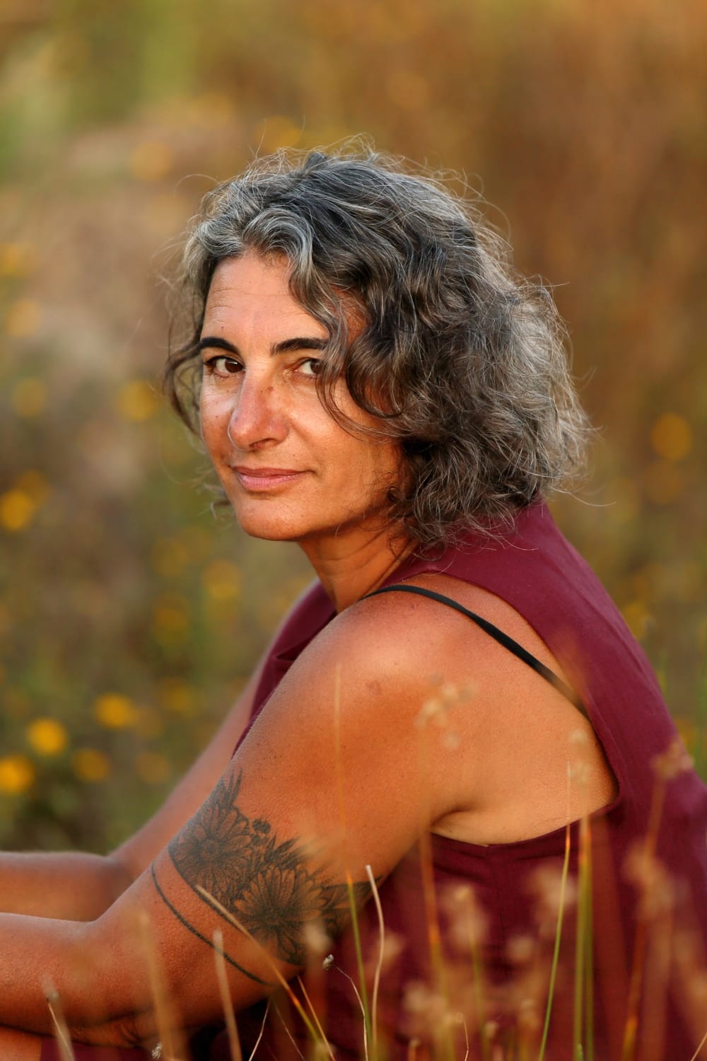 Ana Lali en un retrato entre la vegetación