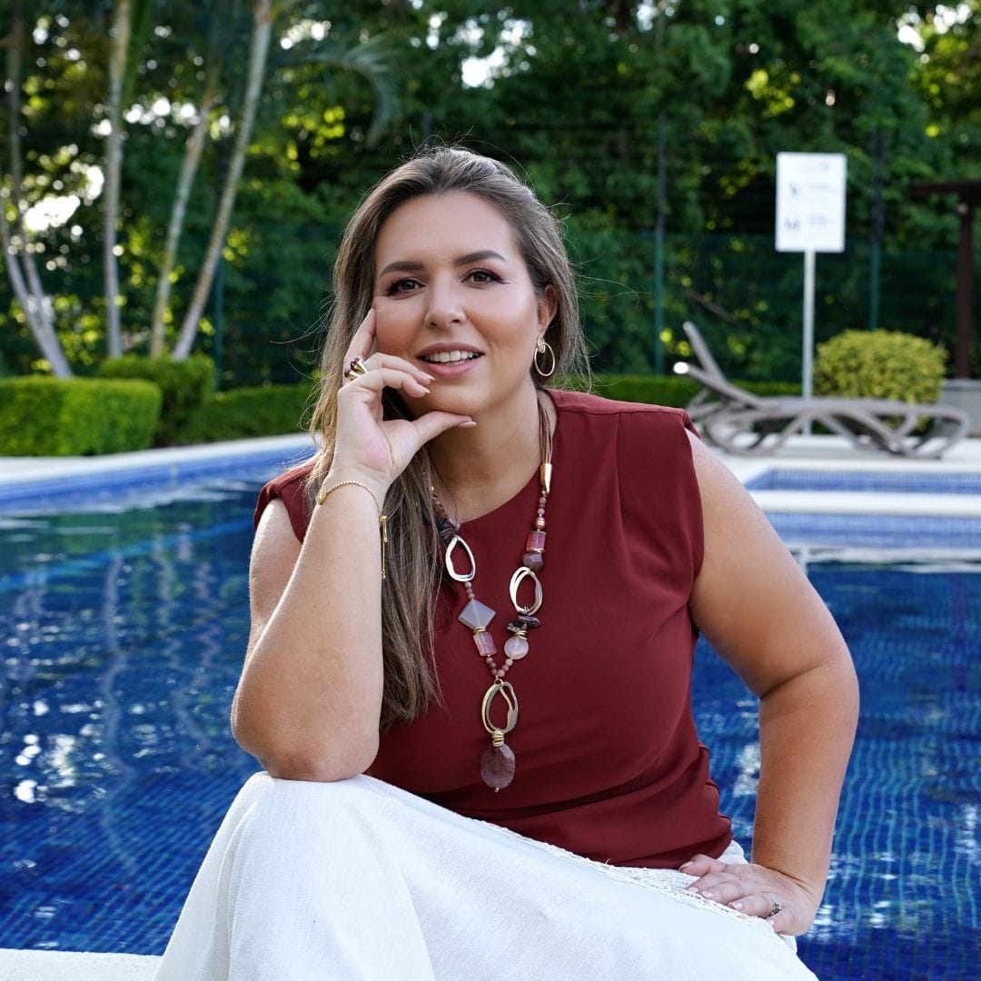 Fiorella junto a la piscina