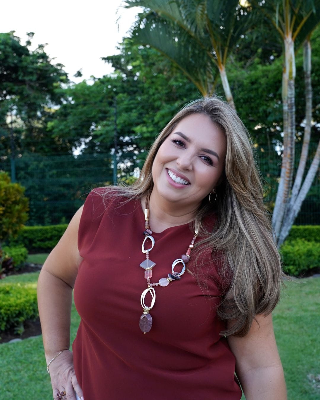 Fiorella sonriendo al aire libre