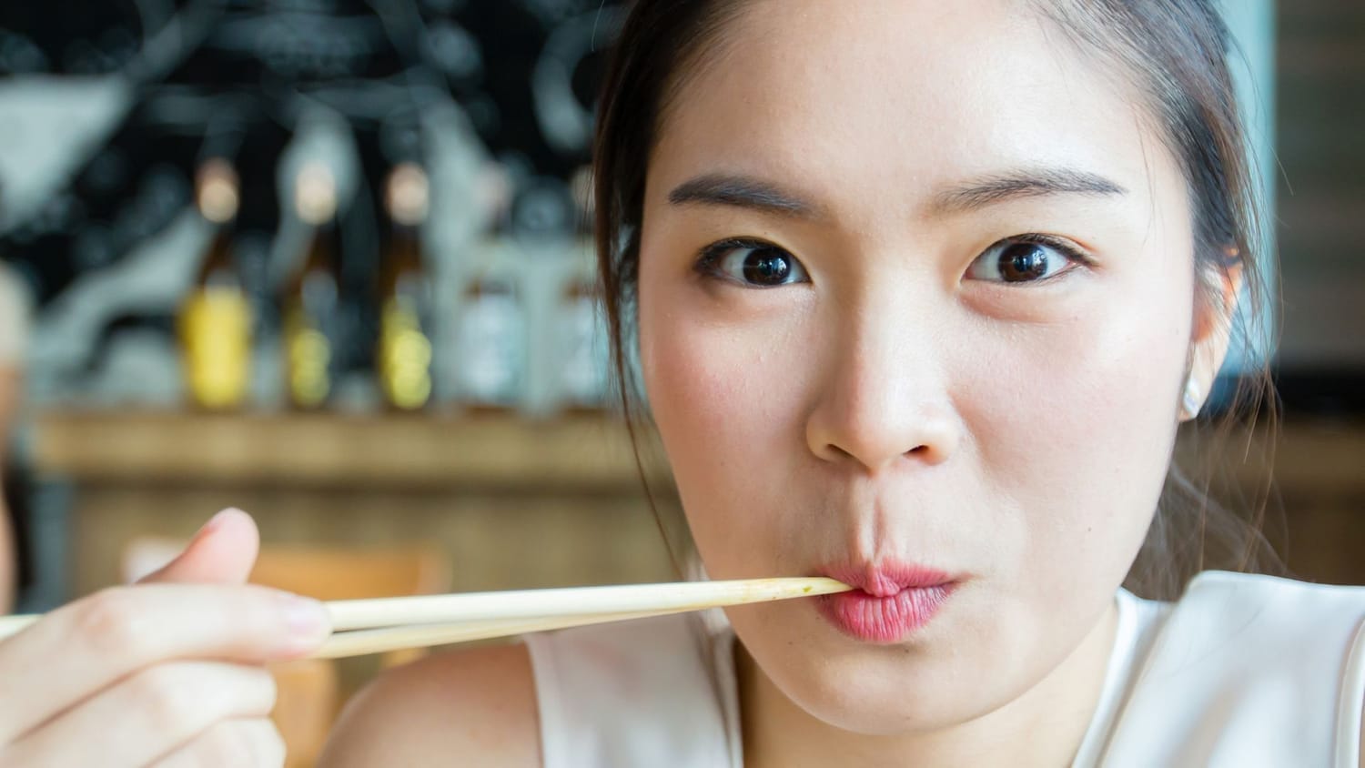 alt="Manger avec des baguettes chinoises"