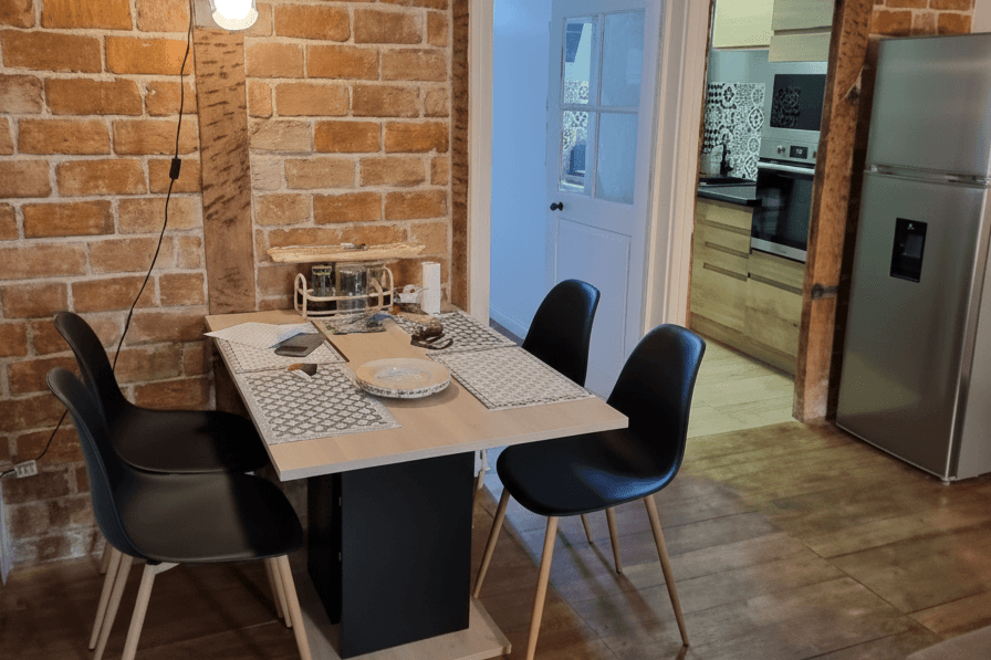 Vue extérieure du gîte rural à Bussière-Dunoise entouré de verdure