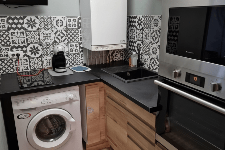 Salon chaleureux avec cheminée en pierre et mobilier rustique.