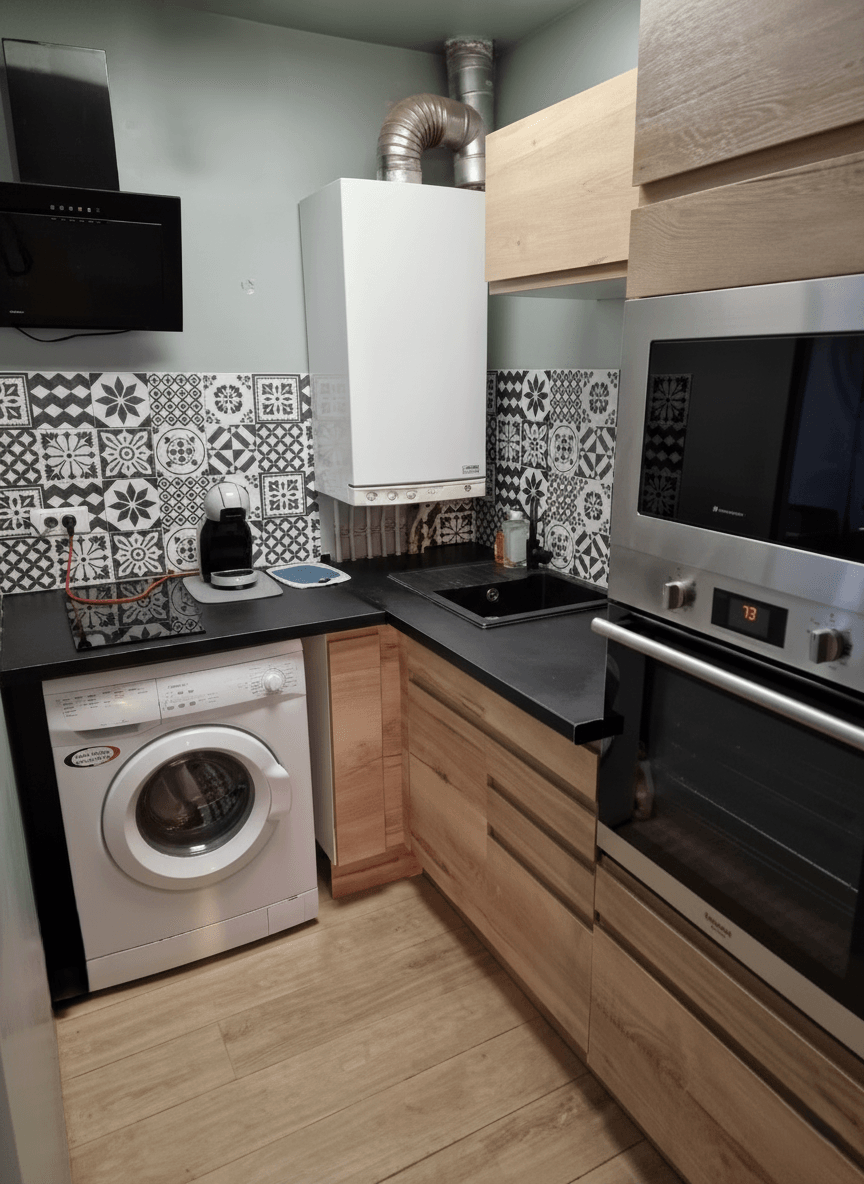 Cuisine équipée du gîte avec vue sur le jardin.