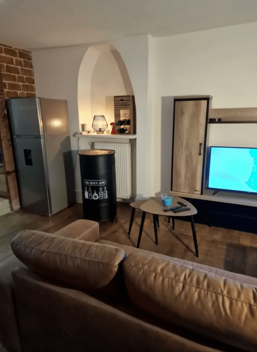Salle de bain moderne avec douche à l'italienne.