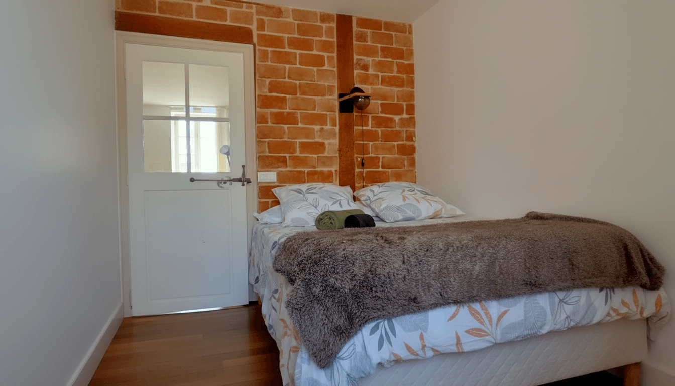 Terrasse ensoleillée avec table et chaises pour repas en plein air.