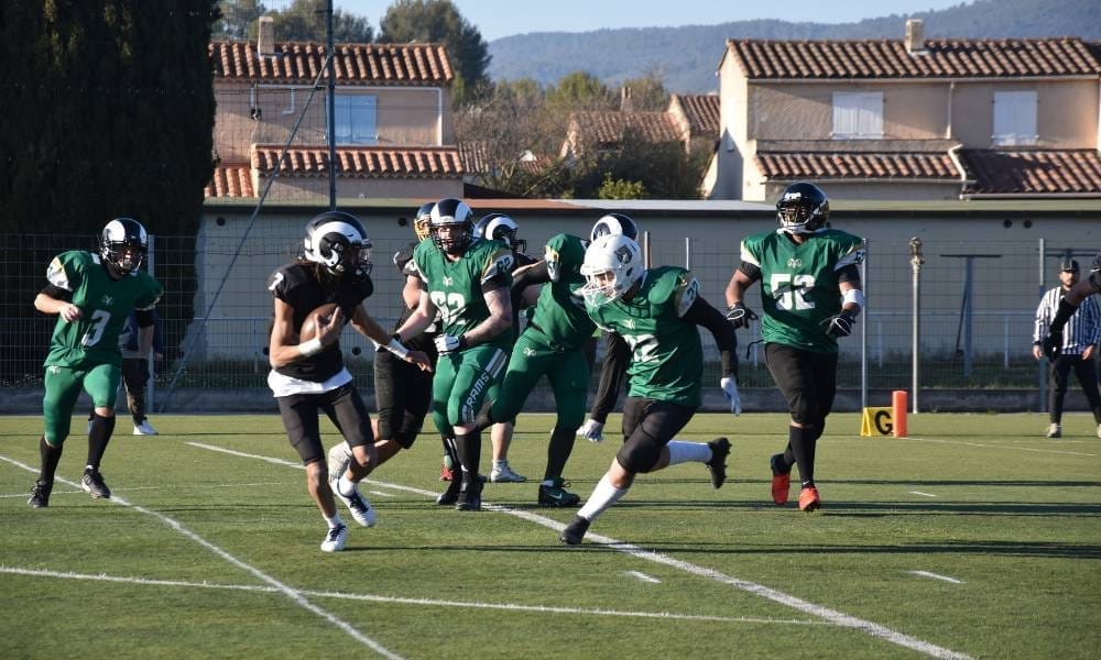 Séance de foot US à Draguignan avec le club RAMS, contact sécurisé et encadré.