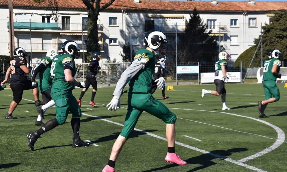 Joueurs de football américain dans le Var, club RAMS Trans-en-Provence, ambiance conviviale.