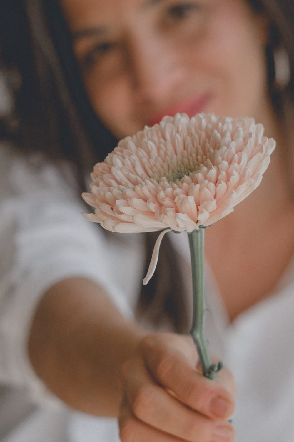 Isidora Serrano ofreciendo una flor