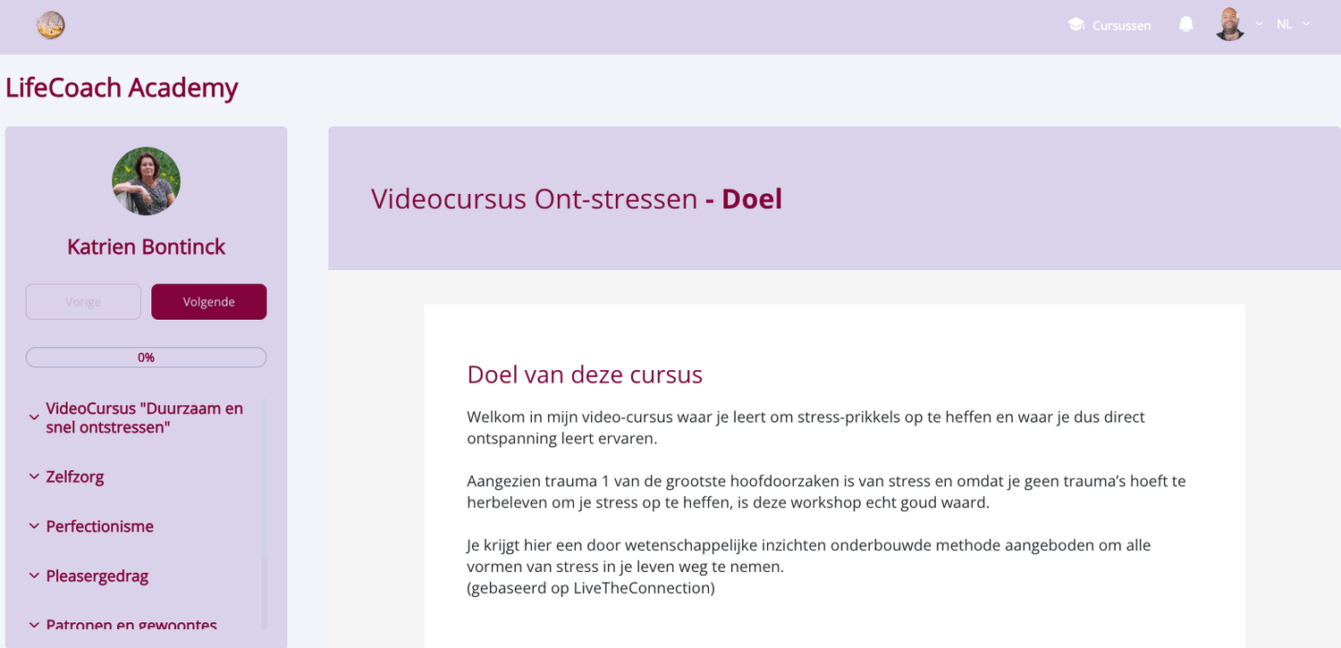 Screenshot van de online leeromgeving van lifecoach Katrien met introductietekst van de cursus over stressverlichting en zelfzorg