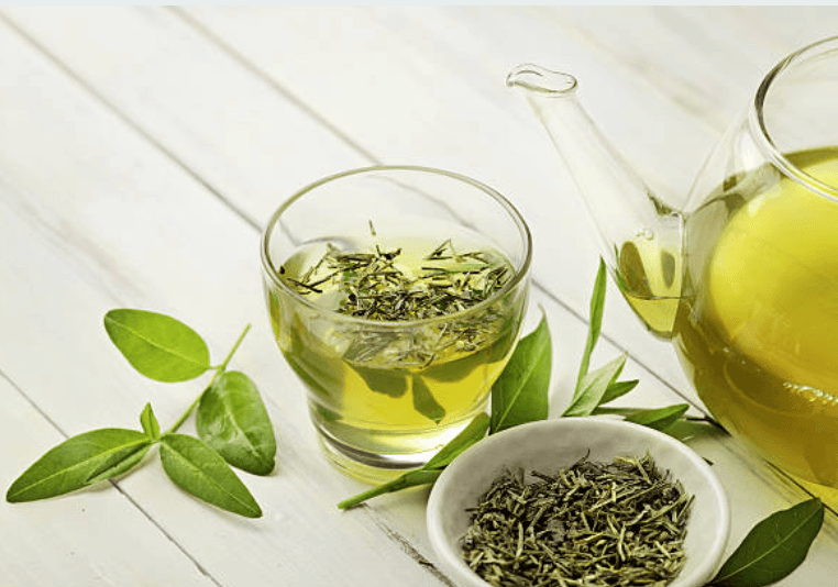 El té verde es una variedad que mantiene los nutrientes antioxidantes de la planta con su perfil herbáceo