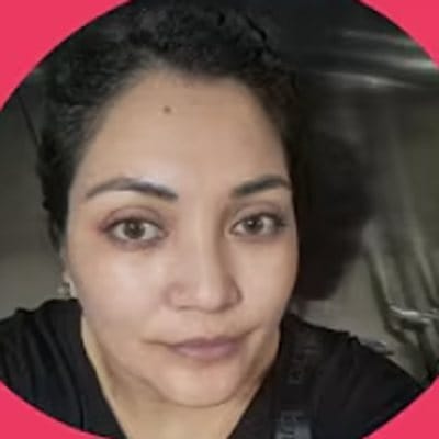 Masiel Quevedo, prevencionista de riesgo, mirando a la cámara