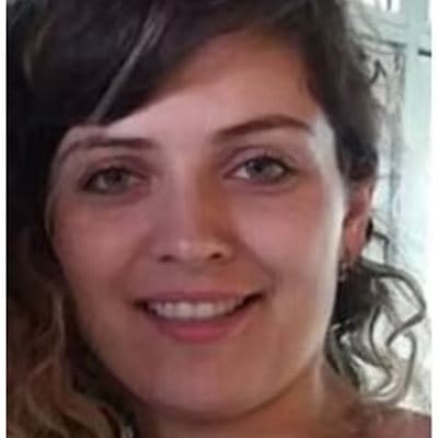 Rina Ortiz, científica, sonriendo
