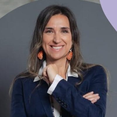 Carmen Gloria Luttges, ingeniera agrónoma y gerente general, sonriendo con los brazos cruzados
