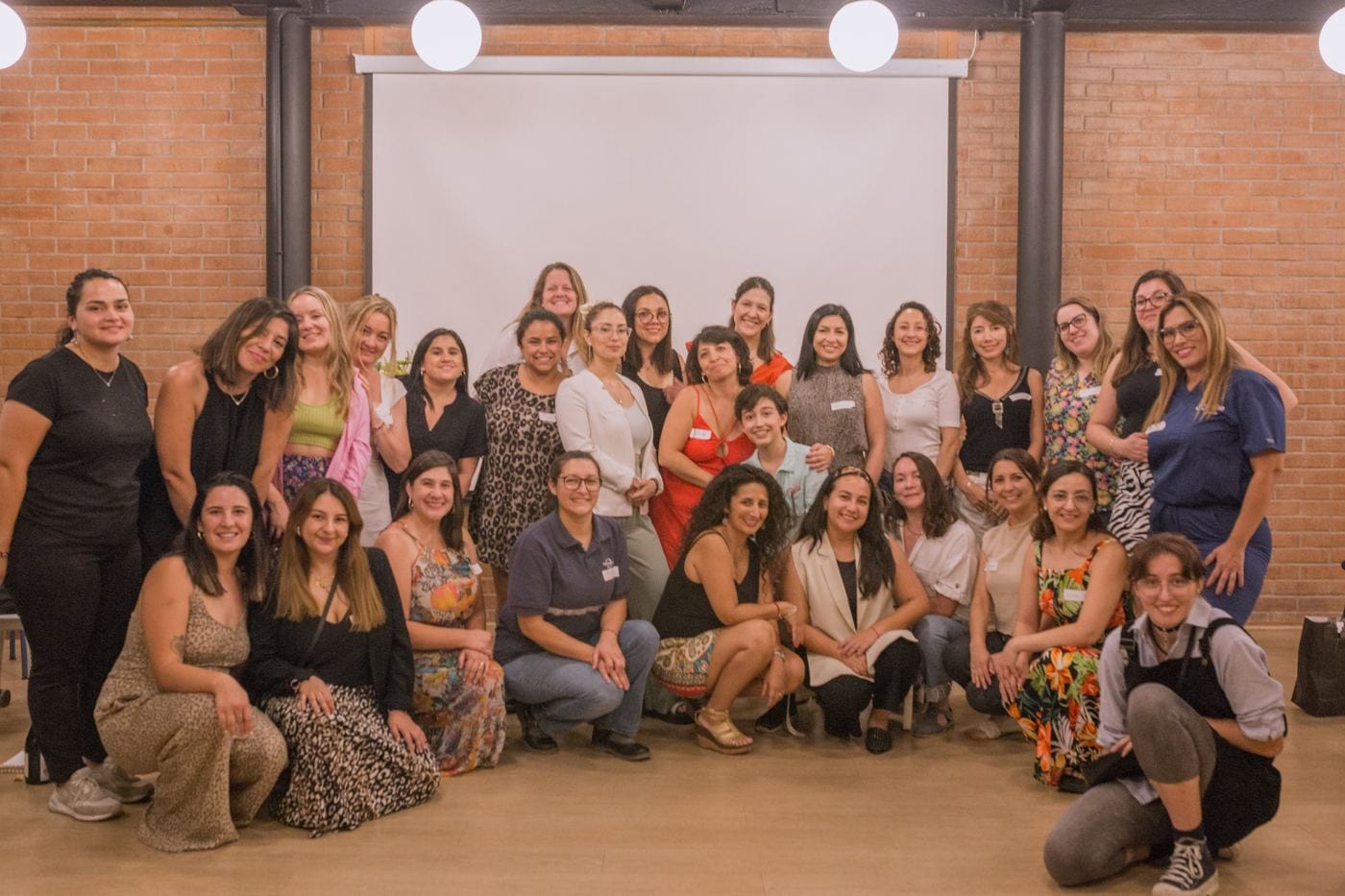Marianella Ruiz junto a un grupo grande de mujeres al terminar un taller