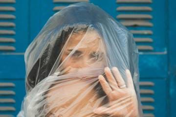 Marianella Ruiz con el rostro cubierto por un plástico transparente