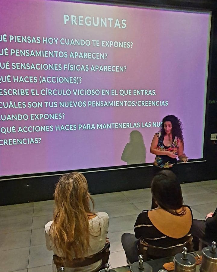 Marianella Ruiz frente a una pantalla con preguntas para las asistentes