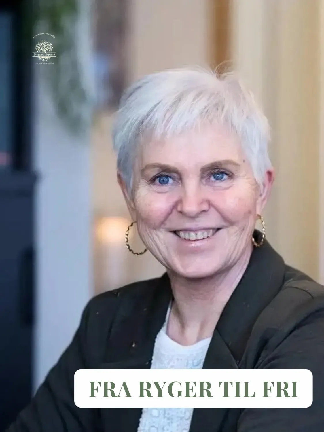 Et billedee af Karina Nygaard der driver virksomheden Nygaard Hypnose. Billedet viser en tekst der står " Fra ryger til fri" som er et forløb Karina tilbyder