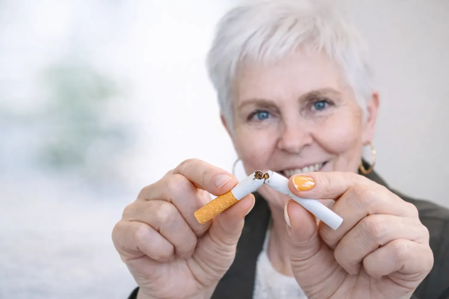 Et AI billede af Karina Nygaard Hypnose der med sine hænder knækker en cigaret