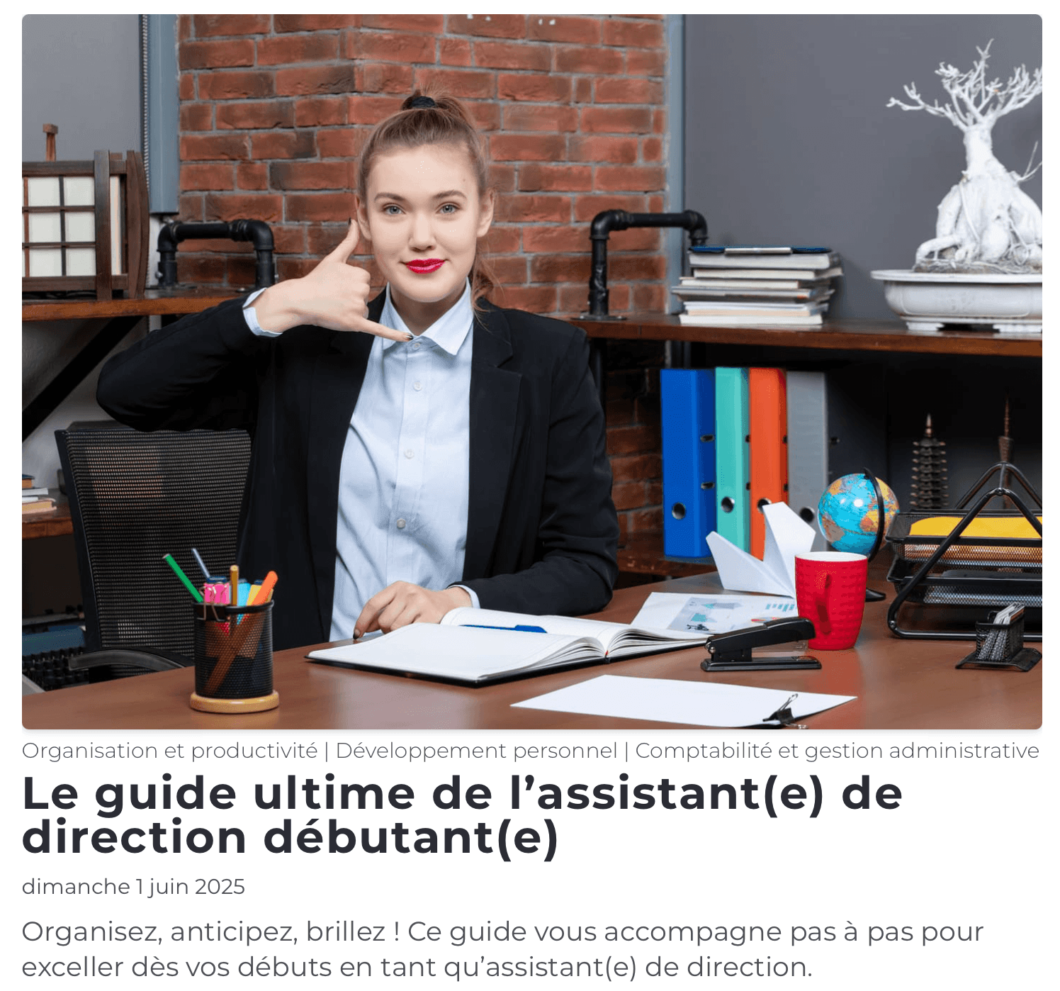femme confiante et souriante assise à une table avec sa main un geste de téléphone 