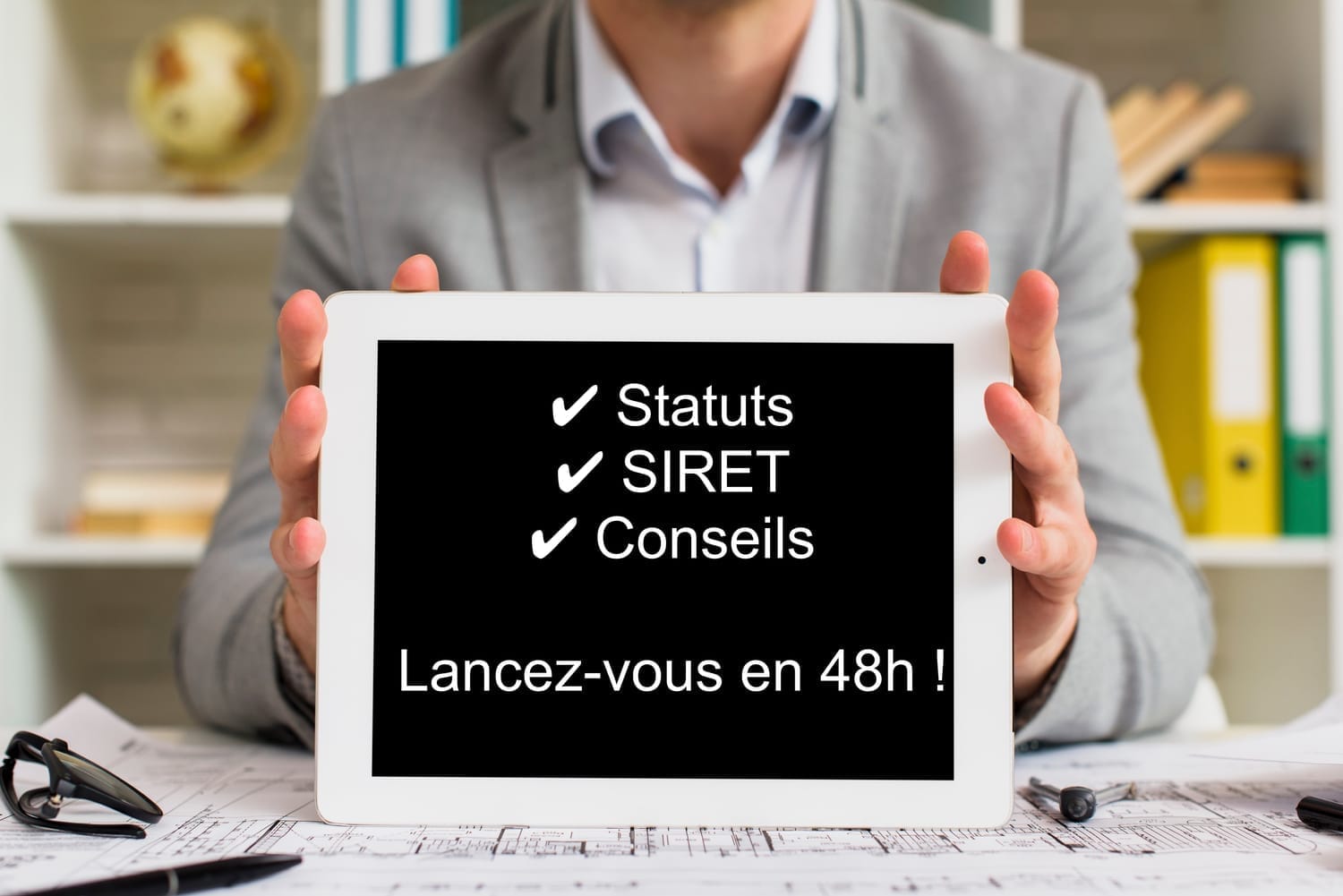 Homme en arrière plan tenant une tableau vue de face