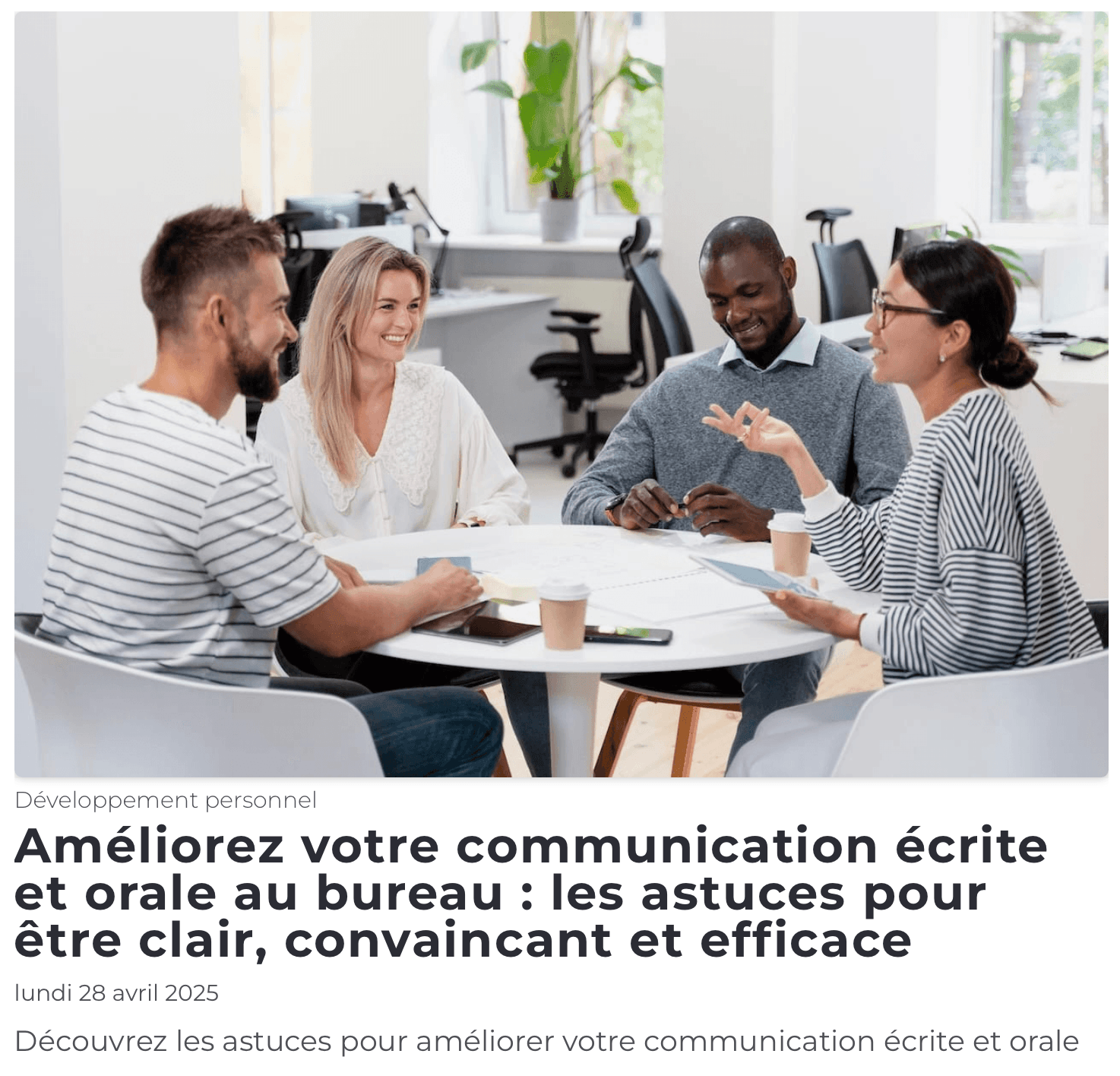 4 personnes discutant et souriant autour d'une table