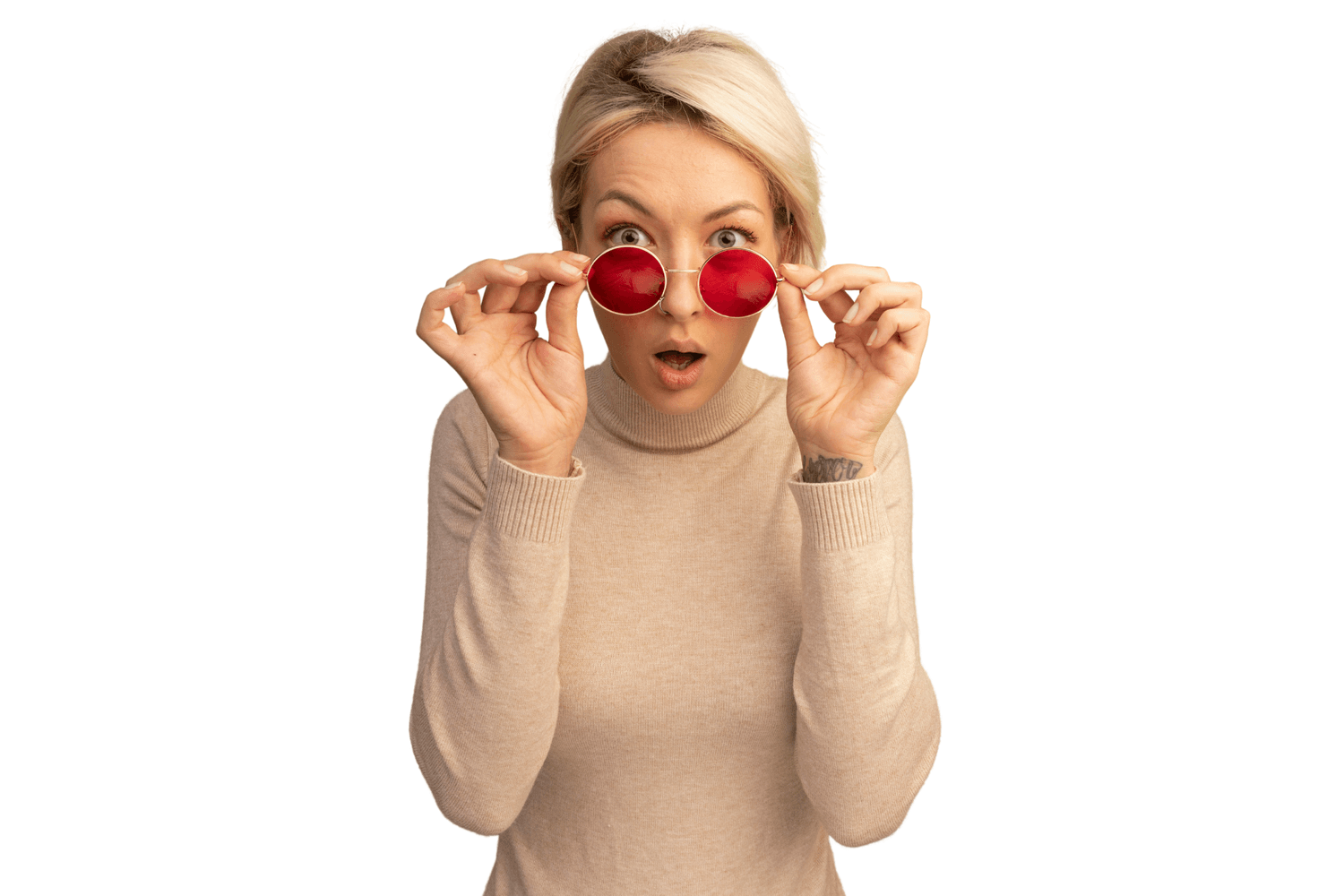Jeune femme étonnée retirant ses lunettes rondes rouges