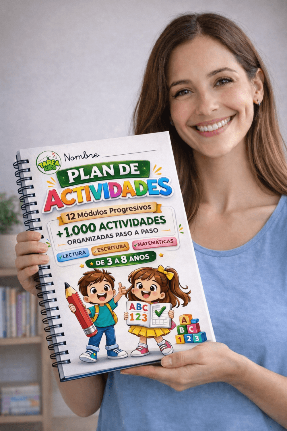 Madre mostrando el cuaderno Plan de Actividades