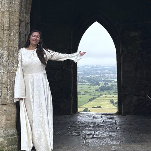 Yasmin Obaid en Glastonbury Tor