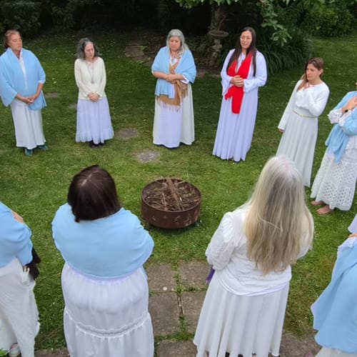 Círculo de mujeres durante la peregrinación a Avalon