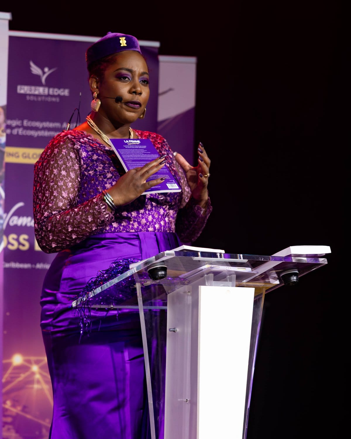 Muriel Atipo sur scène, au pupitre, lors d'une conférence