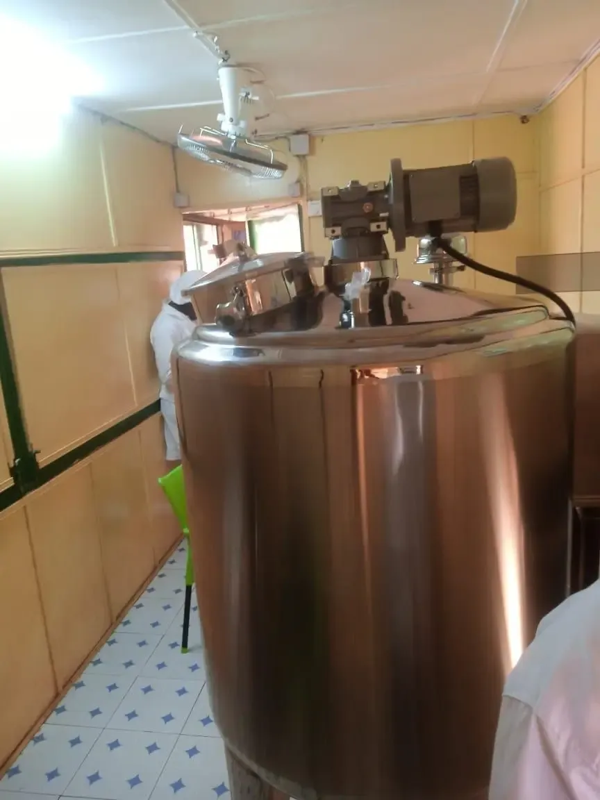 Il s’agit d’une cuve industrielle en acier inoxydable, principalement utilisée dans l’industrie agroalimentaire, notamment pour la transformation des produits laitiers.