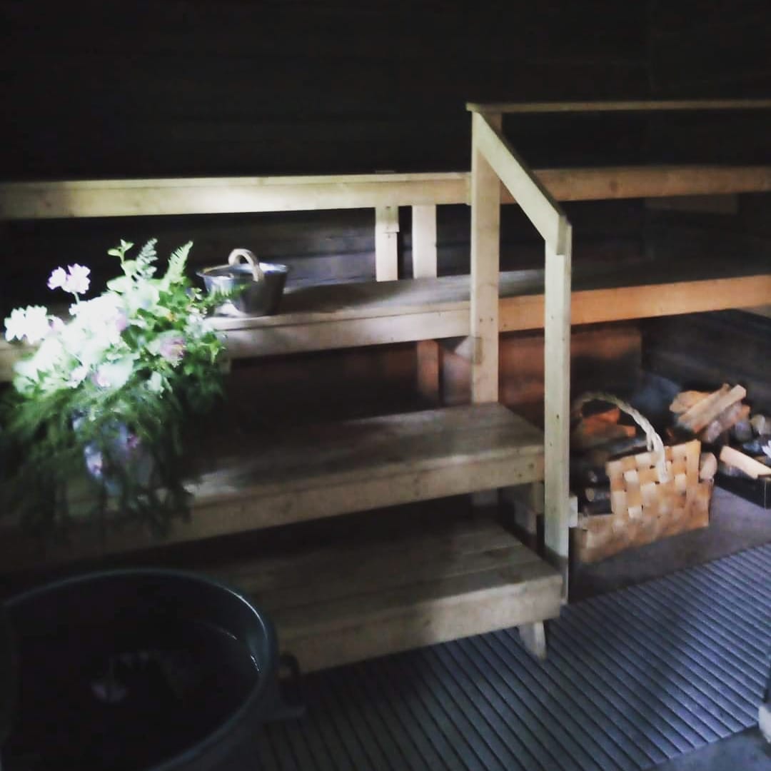 Vanhan hirsisaunan lauteet Kaukalinnassa. Perinteinen suomalainen puulämmitteinen sauna.