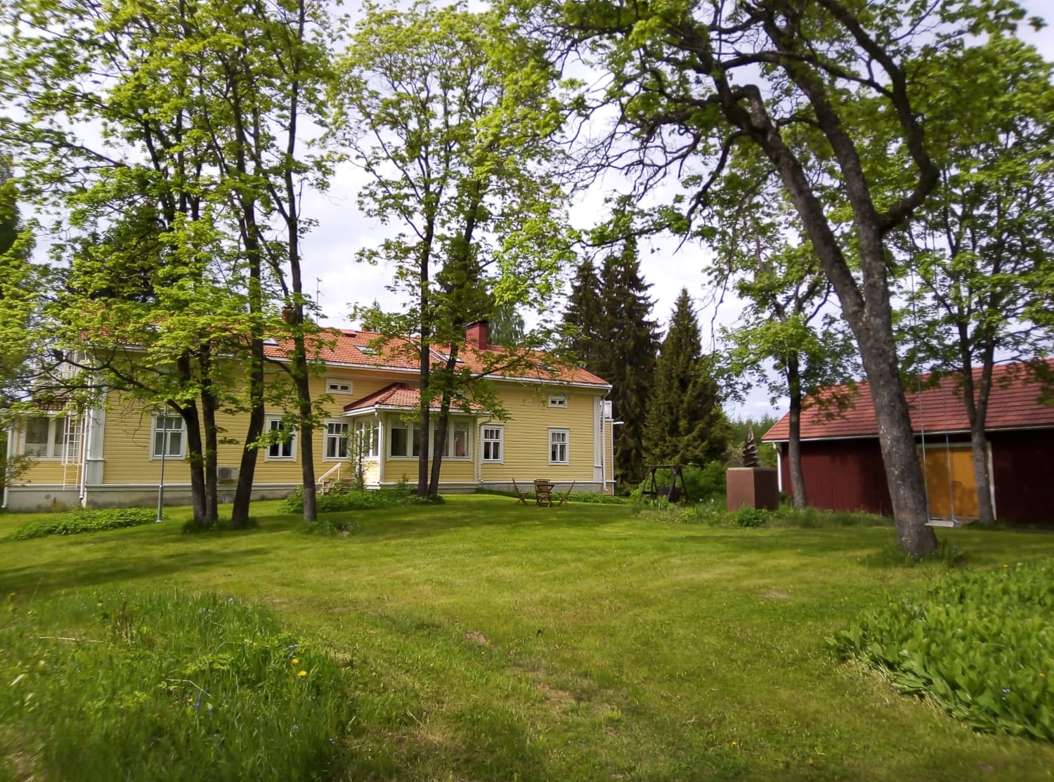Kaukalinnan päärakennus puistomaisessa pihapiirissä Kerimäellä