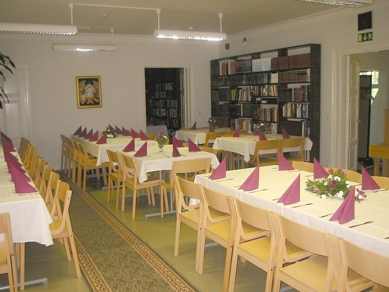 Kaukalinnan ruokasali valmiina yhteiseen ateriaan ja tapahtumiin.