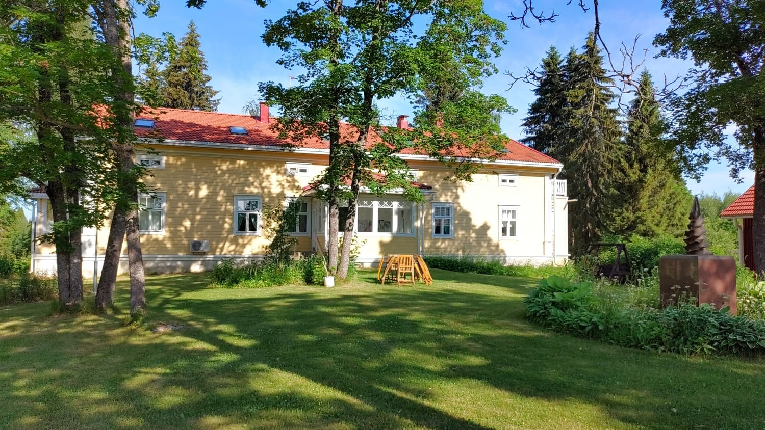 Kaukalinnan päärakennus ja puutarha Kerimäellä. Via-Akatemian koulutus- ja kurssikeskus.