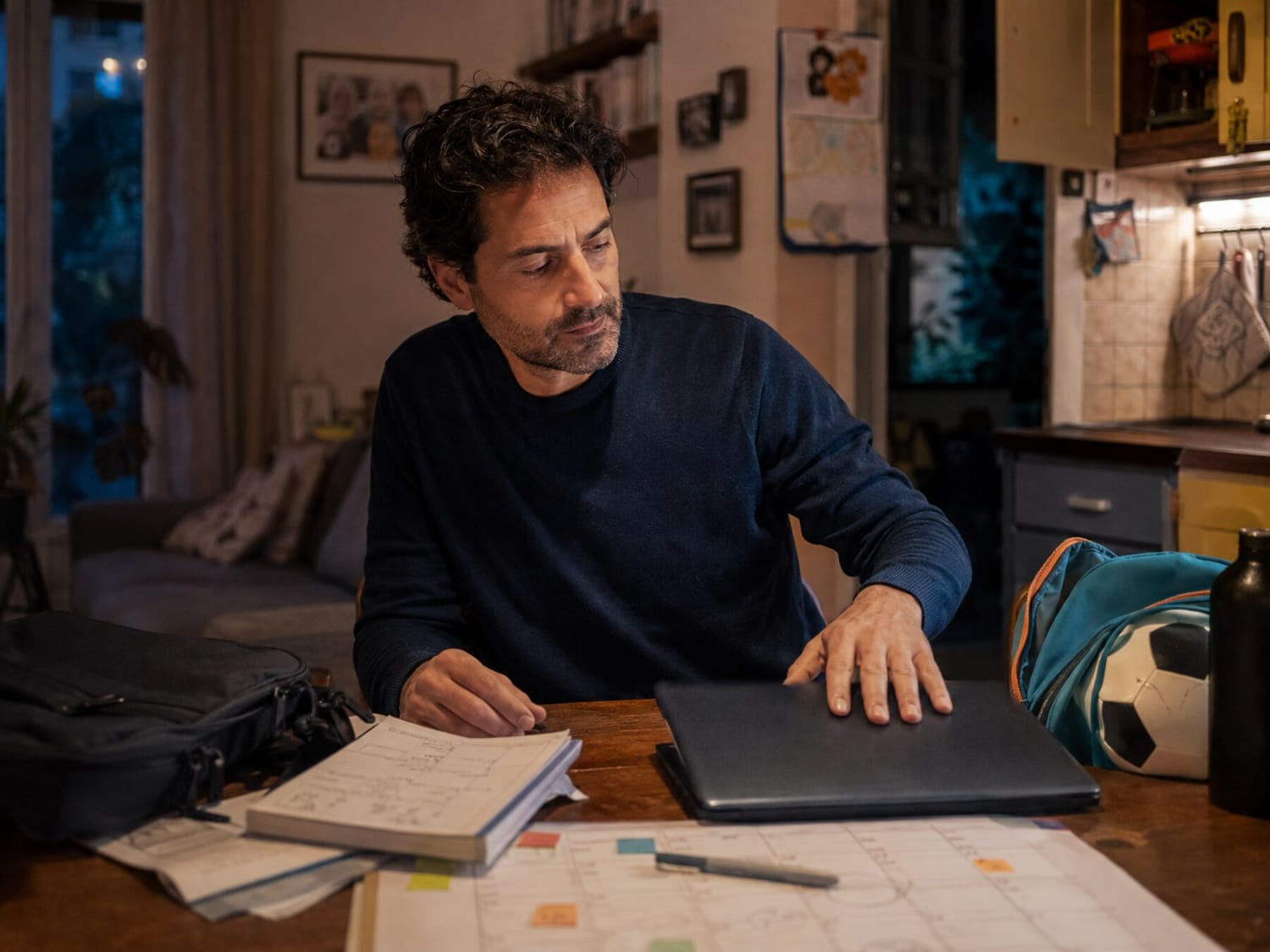 Genitore che cerca di conciliare famiglia, lavoro e una piccola attività extra