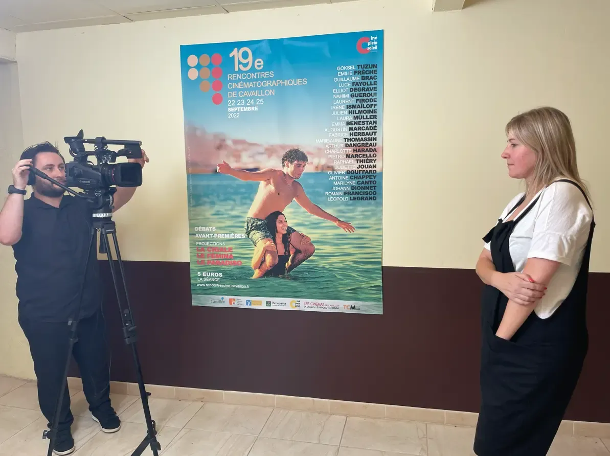 Tournage immersif au sein d’un cinéma indépendant pour Derrière le rideau