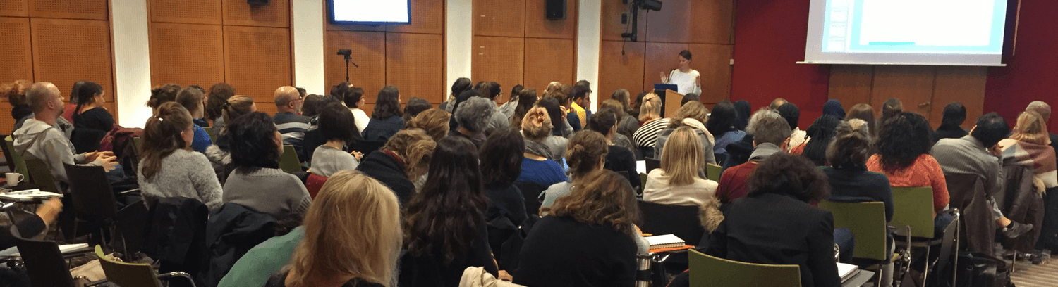 Een volle zaal met professionals tijdens een eerdere scholingsbijeenkomst